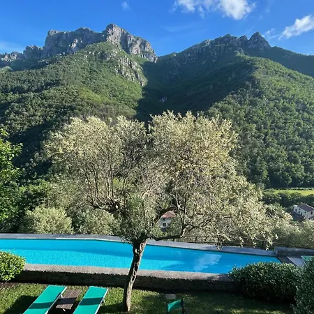 1 Bed Sleeps 4 Private Garden - Pool بيت للعطل Colletta