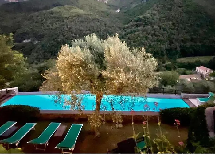 1 Bed Sleeps 4 Private Garden - Pool * Colletta