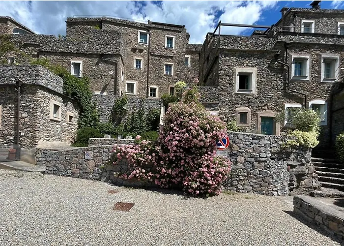 1 Bed Sleeps 4 Private Garden - Pool Colletta